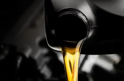 Jaki olej do Mercedesa? Przewodnik po normach MB-Approval, silnikach BlueTEC i wymogach AMG